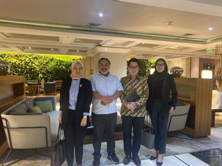 Con El Sr Habibi Y Los Representante Del Ministerio De Comercio Y Oficina Comercial De Indonesia En Chile
